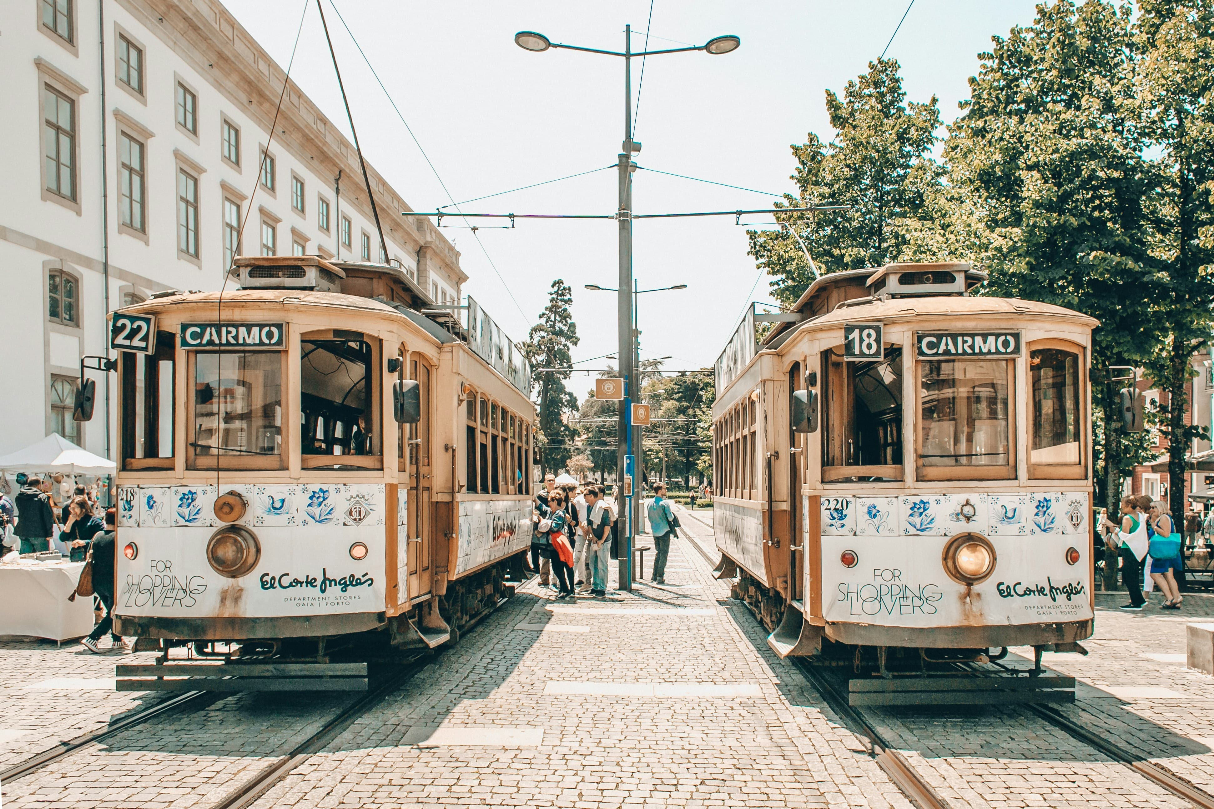 personnes-marchant-dans-la-rue-a-cote-dun-tramway-blanc-et-brun-pendant-la-journee-Xz_oL7OnCF4